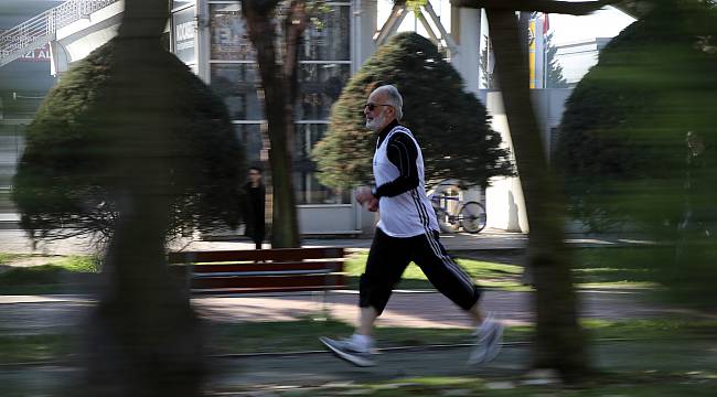 71 Yaşında Gençlere Örnek Oluyor