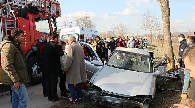 Ağaca Çarpan Otomobildeki 10 Yaşındaki Çocuk Öldü