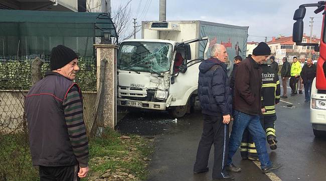 Bahçe Duvarına Çarpan Kamyonet Sürücüsü Araçta Sıkışarak Yaralandı