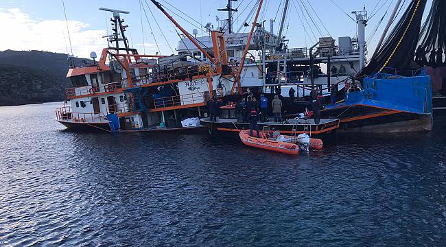 Çanakkale'de Karaya Oturan Teknedeki Balıkçılar Kurtarıldı