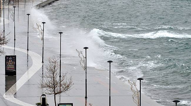Çanakkale'de Kuvvetli Poyraz Fırtınası Deniz Ulaşımını Aksatıyor