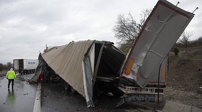 İki TIR Çarpıştı, Yol 3 Saat Trafiğe Kapandı