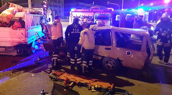 Kırmızı Işıkta Bekleyen Kamyonete Otomobil Çarptı: 2 Yaralı