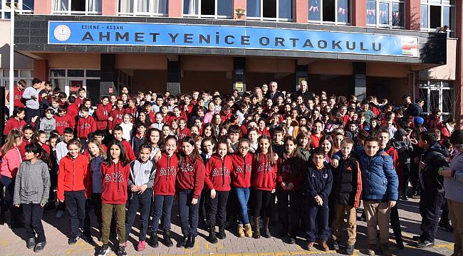 Öğrenciler Harçlıklarıyla Sokak Hayvanlarına Mama Aldı