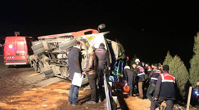 Otomobilleri Taşıyan Çekici Devrildi, Araçlarda Bulunan 2 Kişi Öldü, 6 Kişi Yaralı