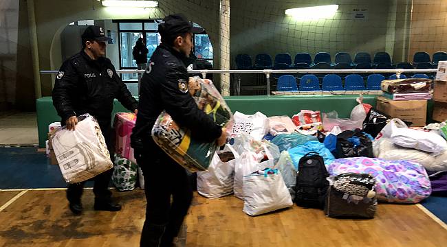 Polislerden Depremzedelere Yardım