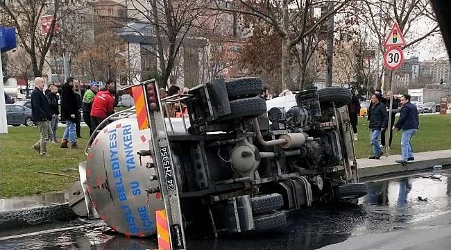 Su Tankerinin Devrilmesi Sonucu 2 Kişi Yaralandı