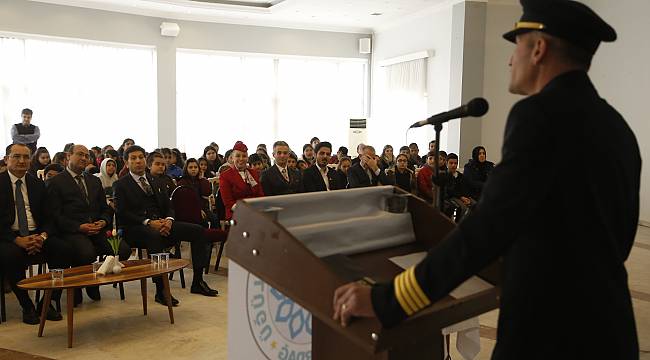 THY Personelleri Gökyüzündeki Tecrübelerini Öğrencilere Anlattı