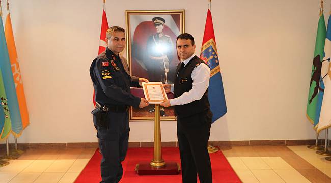Yaşlı Adamı Sırtında Taşıyan Jandarmaya Ödül