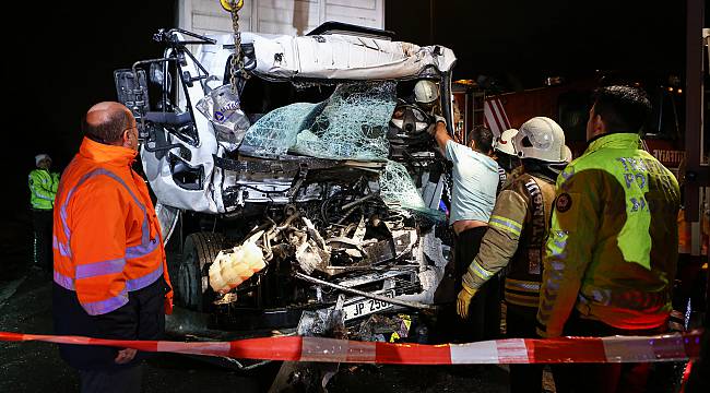 Başakşehir'de İki Kamyon Çarpıştı: 2 Yaralı