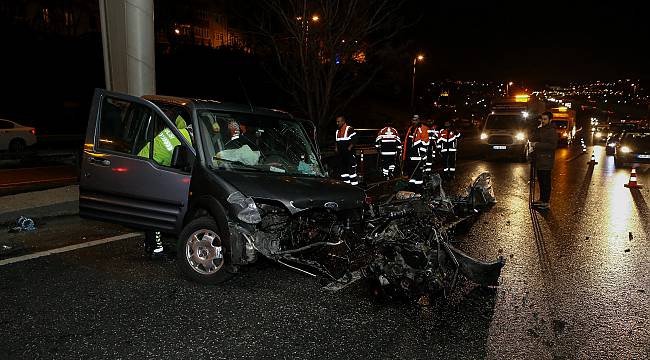 Beyoğlu'nda Bariyerlere Çarpan Otomobilin Sürücüsü Ağır Yaralandı