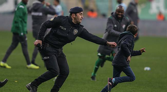 Bursa'da Sahaya Giren Küçük Taraftarı Traore "Yakaladı"