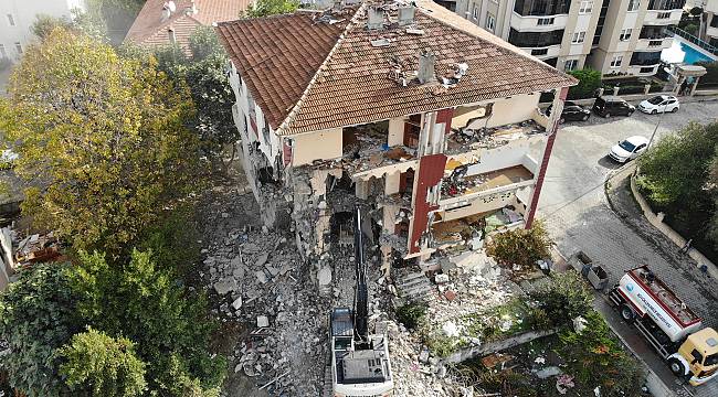 Büyükçekmece'de risk taşıyan 4 bina yıkıldı