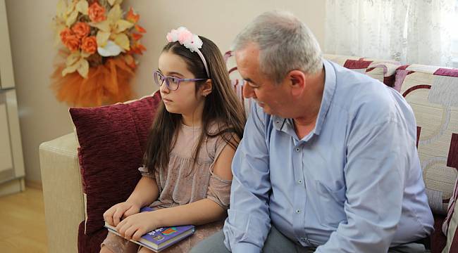Çok Kitap Okuyan Öğrenci Cumhuriyet Altını İle Ödüllendirildi