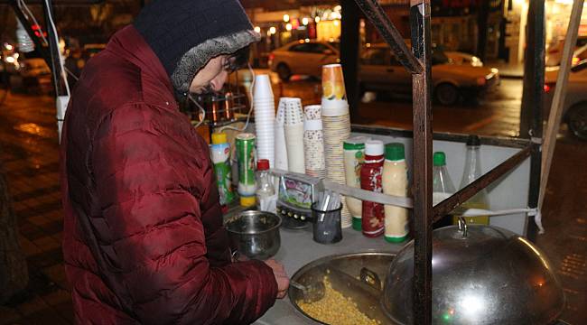 Engelli Genç Mısır Satarak Ailesini Geçindiriyor