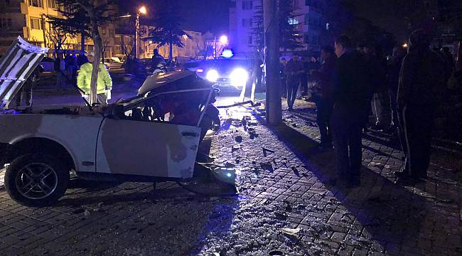 Kazada Otomobil İkiye Bölündü