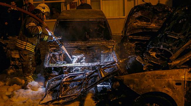 Mahalle Yangın Yerine Döndü, 9 Araç Kundaklanarak Yandı