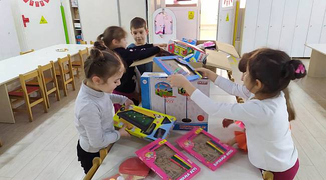 Minik Öğrencilerden Depremzedelere Sevgi Kolisi