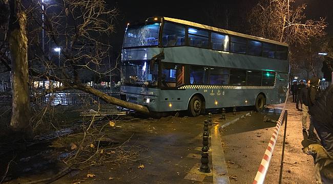 Özel Halk Otobüsü Duraktaki Yolculara Çarptı