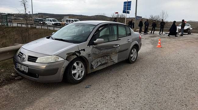 Sakarya'da İki Otomobil Çarpıştı: 6 Yaralı