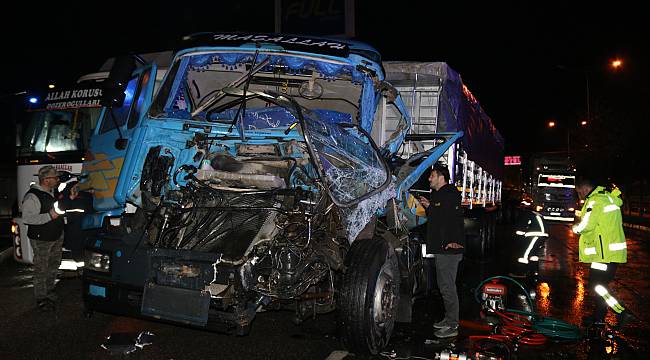 Sakarya'da İki Tır ve Kamyonun Karıştığı Kazada Bir Kişi Yaralandı