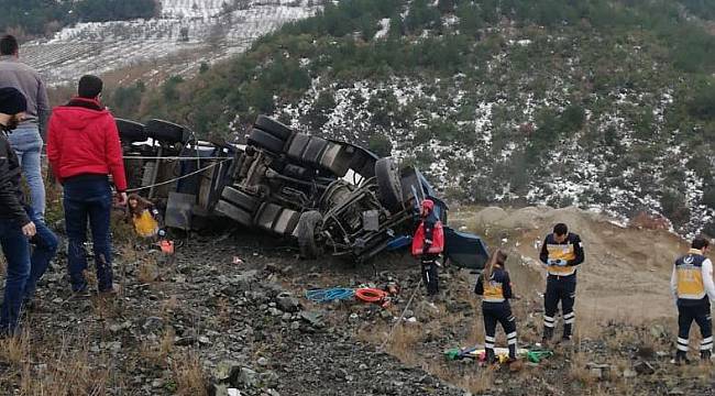Şarampole Devrilen Tırın Sürücüsü Öldü