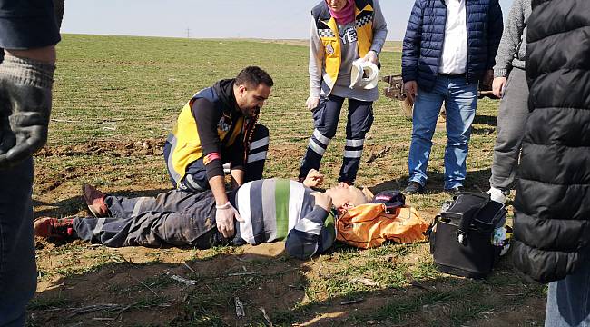 Tarla Sürerken Düşen Çiftçinin Üzerinden Traktör Geçti