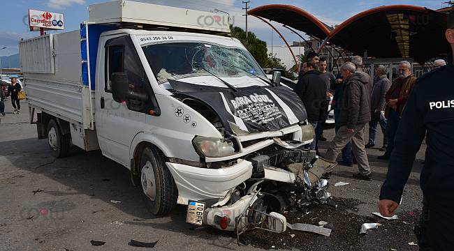 Balıkesir'de Kamyonetle Motosiklet Çarpıştı, 2 Yaralı