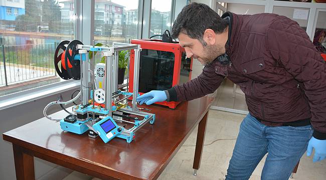 Balıkesir'de Koronavirüse Karşı 3D Yazıcılarla Siperlik Üretimi Başladı