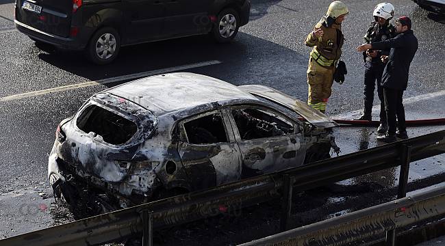 Bayrampaşa'da Otomobilde Çıkan Yangın Söndürüldü