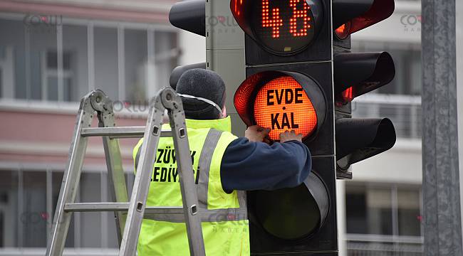 Bozüyük'te Uyarı Işıklarına "Evde Kal" Yazıldı