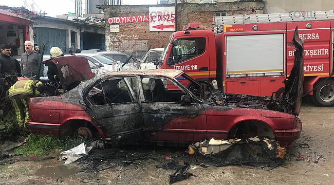 Bursa'da park halindeki otomobil yandı