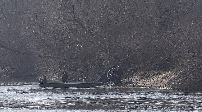 Çok Sayıda Düzensiz Göçmen Meriç Nehri Üzerinden Yunanistan Tarafına Geçti