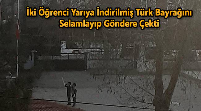 İki Öğrenci Yarıya İndirilmiş Türk Bayrağını Selamlayıp Göndere Çekti