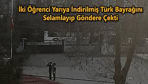 İki Öğrenci Yarıya İndirilmiş Türk Bayrağını Selamlayıp Göndere Çekti