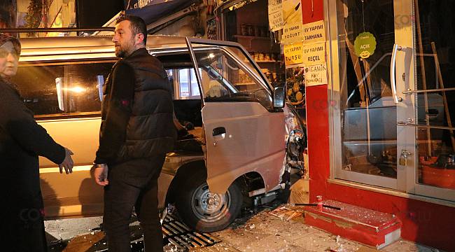 Kontrolden Çıkan Panelvan Araç Önce Otomobile Sonra Duvara Çarptı