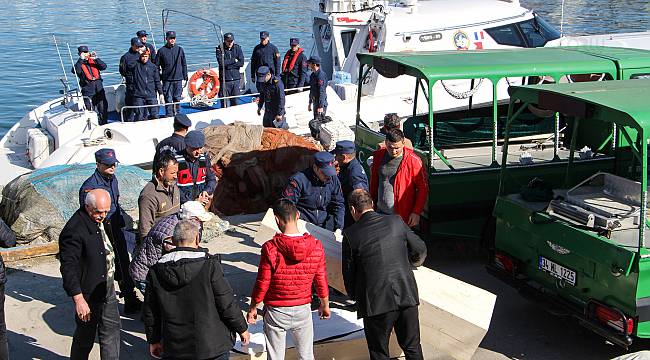 Silivri açıklarında lüks bir yat, yanarak battı. Lüks yatta bulunan 2 kişi hayatını kaybederken, 3 kişi ise kurtarıldı. ile ilgili görsel sonucu