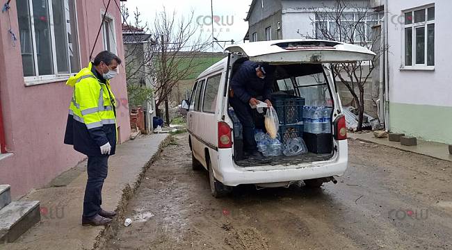 Muhtar Yaşlı Köylülere Ücretsiz Ekmek ve Su Dağıttı