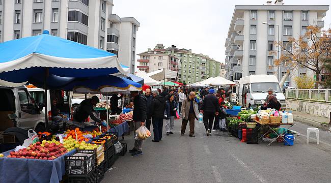 Pazarlarda Sadece Gıda ve Temizlik Ürünlerinin Satışı Yapılıyor