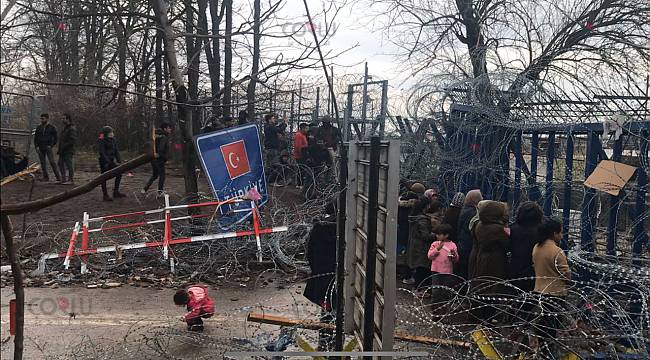 Sığınmacı Kadın ve Çocuklar Yunan Sınır Kapısı Önünde Eylem Yaptı