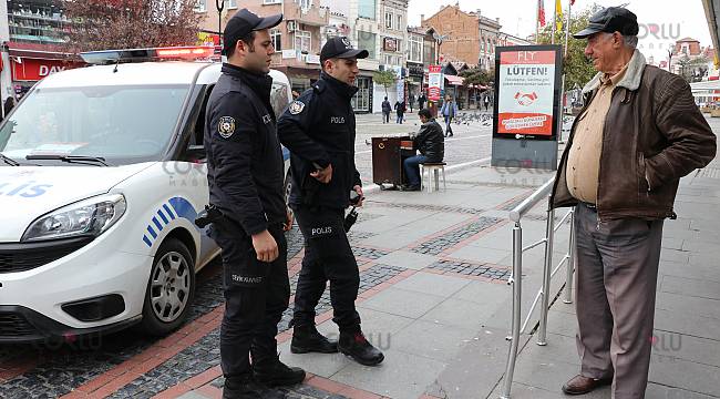 Sokağa Çıkan Yaşlıları Polis Uyardı