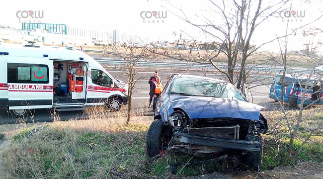 Takla Atan Otomobil Ağaca Çarparak Durabildi, 2 Yaralı