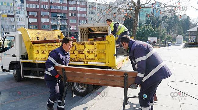 Uyarılara Kulak Asmayan Yaşlıların Oturduğu Banklar Kaldırıldı