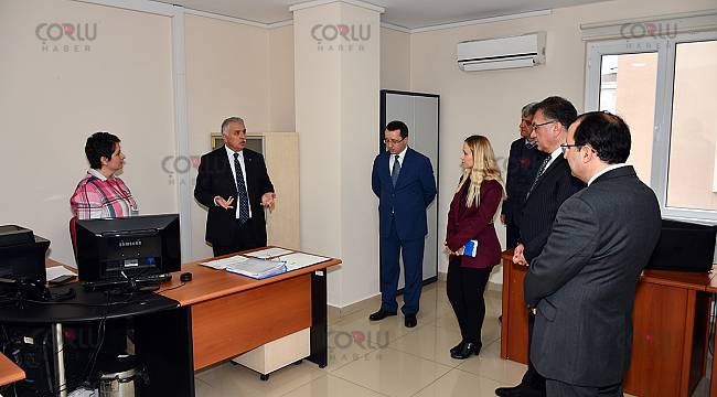 Vali Yıldırım "Vefa Sosyal Destek İletişim Merkezi"ni ziyaret etti