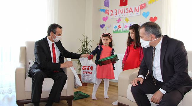 23 Nisan'da Şehidin Çocuklarının Bayramını Kutladılar
