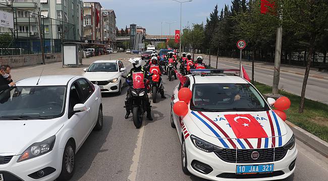 Balıkesir'de Polislerden "23 Nisan" Konvoyu