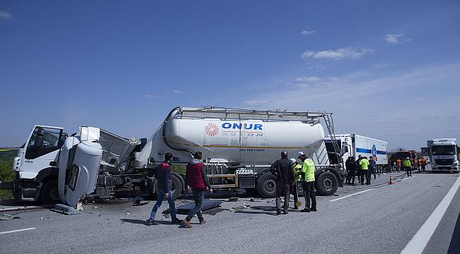 Edirne'de Çimento Yüklü Tırın Çarptığı Sürücüsü Öldü