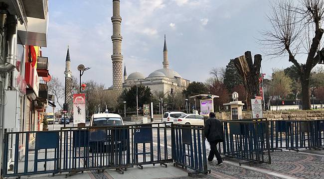 "Evde Kalmayanların" Geldiği İşlek Caddelerde Bariyerli Önlem