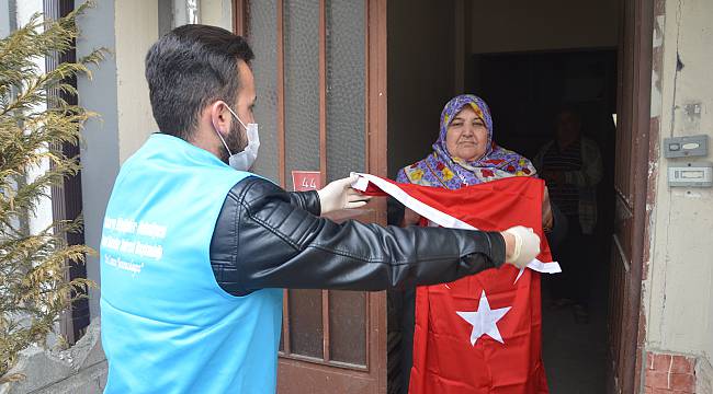 Evinden Çıkamayan Kadının 23 Nisan İçin Türk Bayrağı İsteği Gerçekleştirildi
