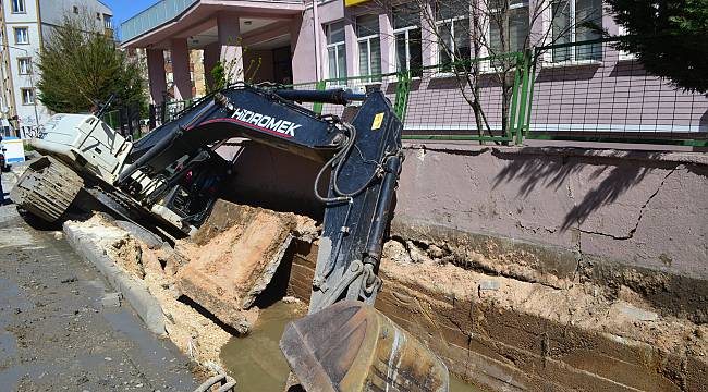 İş Makinesi Menfeze Devrildi